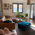 View Gem-free Parking & 100mbps Wifi *